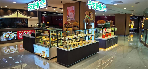 關于西安蛋糕展示柜:糕點藝術品的陳列